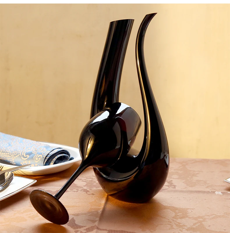 

Black U Shaded Wine decanter Lead-free glass cup large wine glass goblet creative wine rack decoration