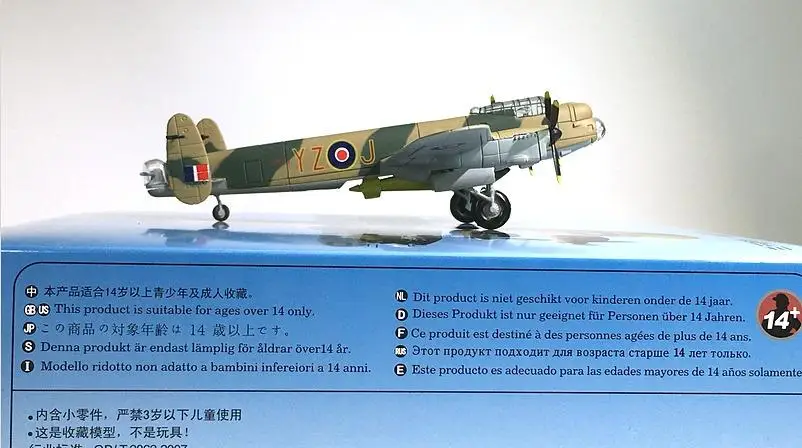 Второй мировой войны Avro Lancaster 1/144 литья под давлением модель самолета |