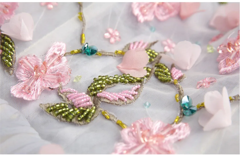 Женское коктейльное платье без рукавов с треугольным вырезом и вышивкой из