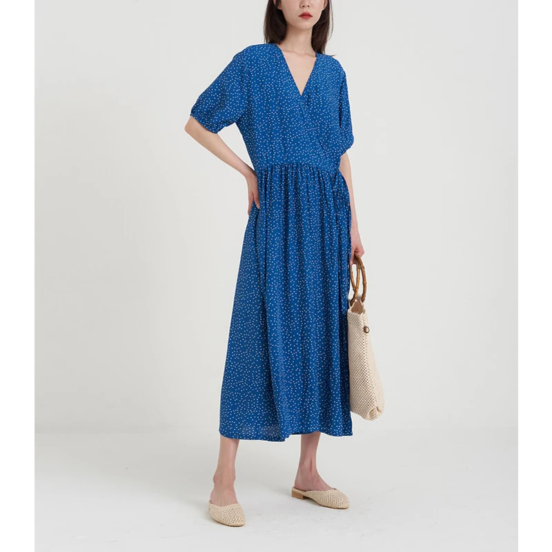 Женское пляжное платье средней длины в синий горошек с v образным вырезом