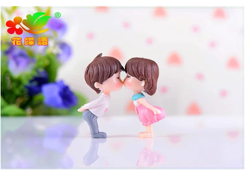 2pcs Kissing Couple Dolls Small Ornaments Handicraft Micro Landscape Ornaments PVC Plastic Miniature Garden