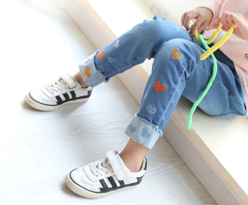 Новое поступление модные джинсы для маленьких девочек с вышивкой в виде сердца