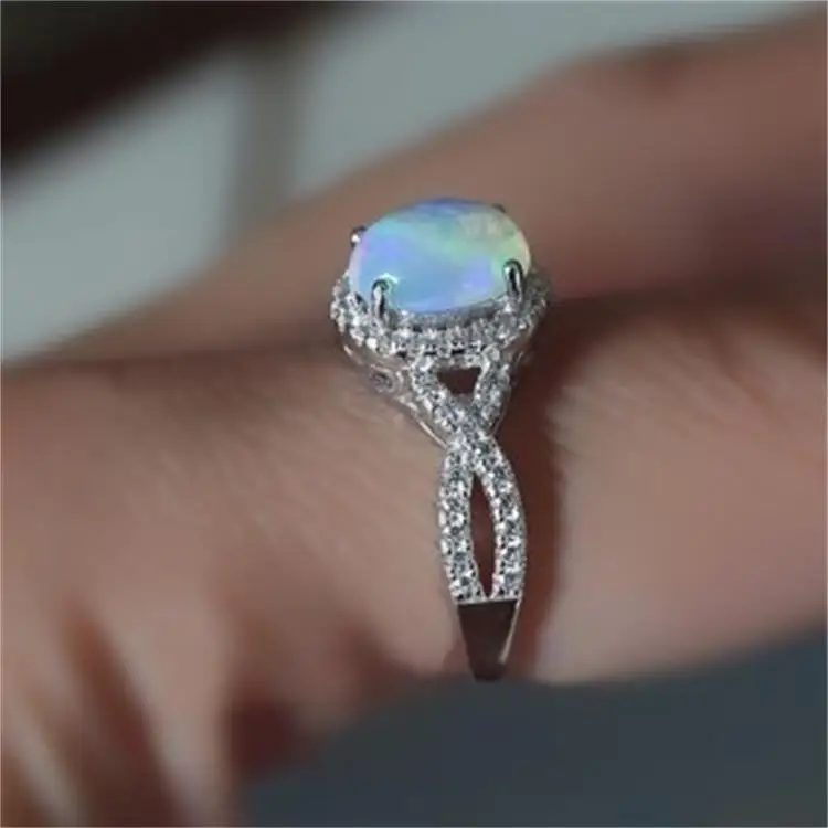 Женское маленькое овальное кольцо Bamos Boho винтажное белое с камнем огненный опал