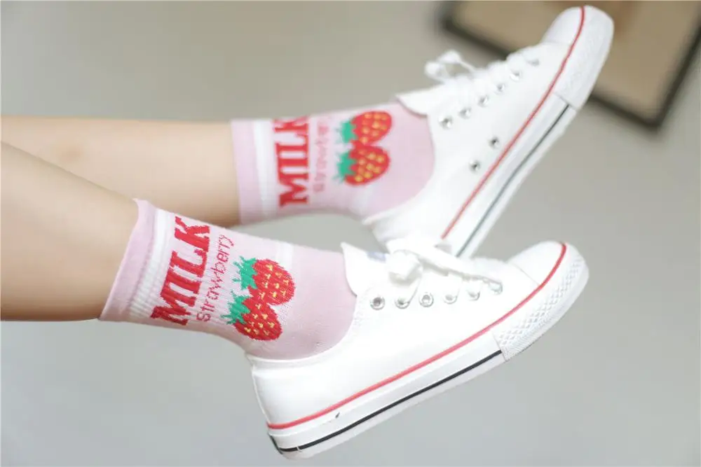 Хлопковые женские гольфы Harajuku Kawaii, модные носки с буквенным принтом для девочек, милые носки с клубничным принтом
