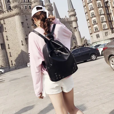 Женский черный рюкзак с заклепками в стиле панк-рок студенческие сумки дорожные