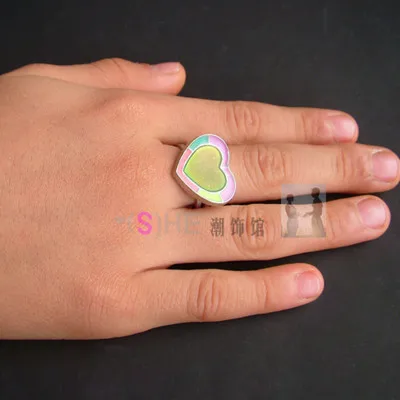 Кольцо с изменением цвета регулируемым размером и температурой настроения