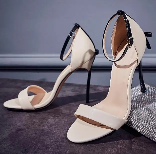 Летние модные женские босоножки с закрытой пяткой и пряжкой на лодыжке пикантные