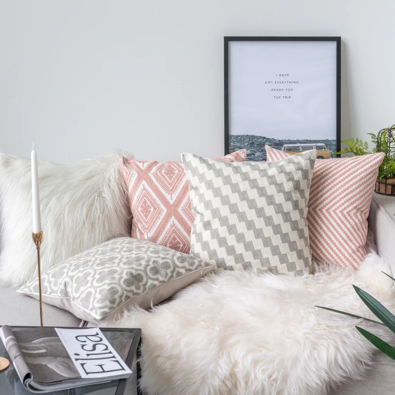 Наволочка с вышивкой в скандинавском стиле геометрическим рисунком серый