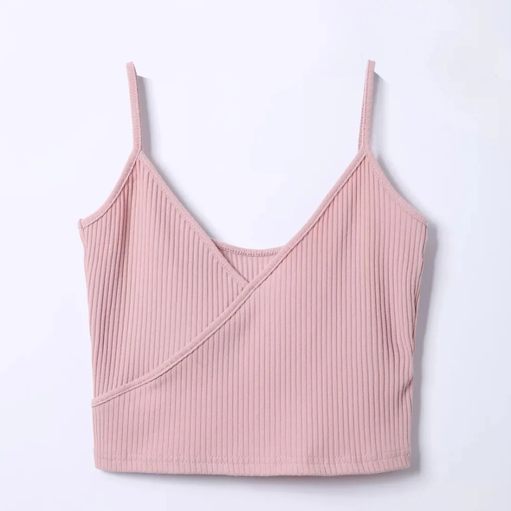 Женский укороченный топ на бретельках трикотажный в рубчик с V образным вырезом