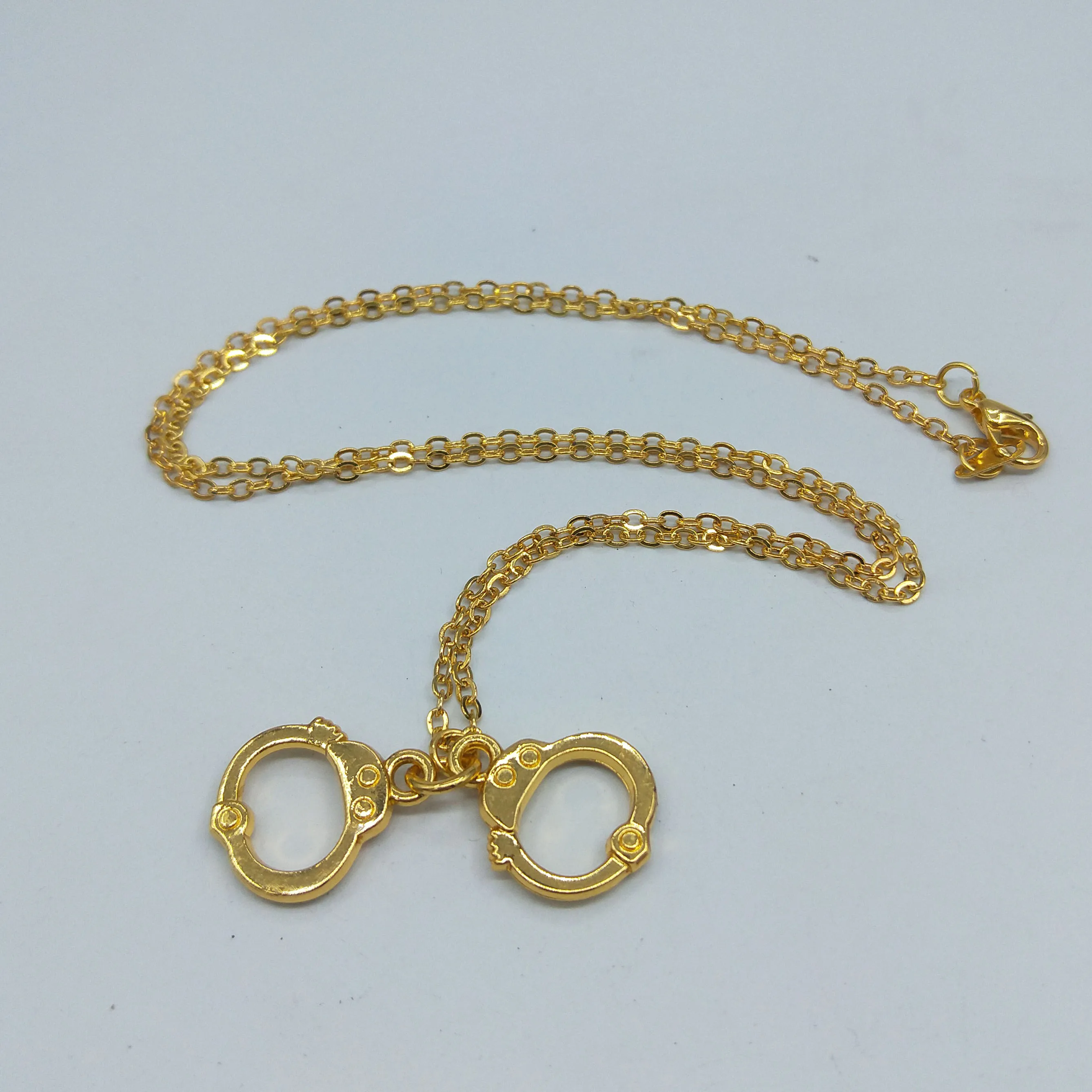 

Fashion Personality Handcuffs Pendant necklace Jewelry Alloy Handcuffs Necklace Accessories Men and Women pendant