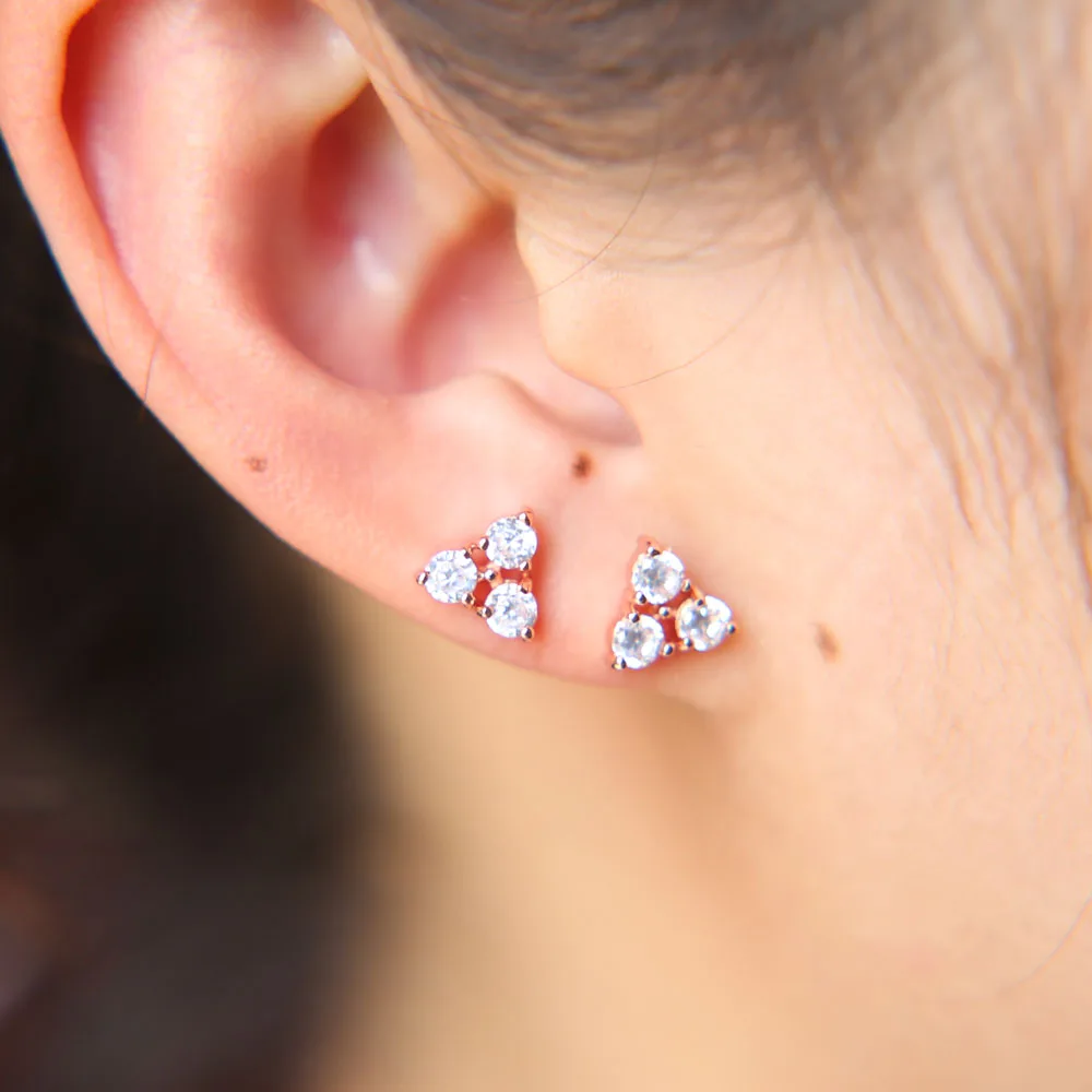 Серьги-гвоздики с фианитами простые треугольные мини-серьги фианитом ААА 2018 |