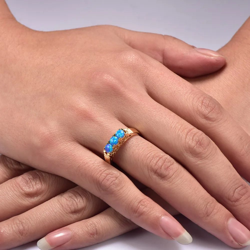 Женское изысканное кольцо из желтого золота с голубым огненным опалом красивое