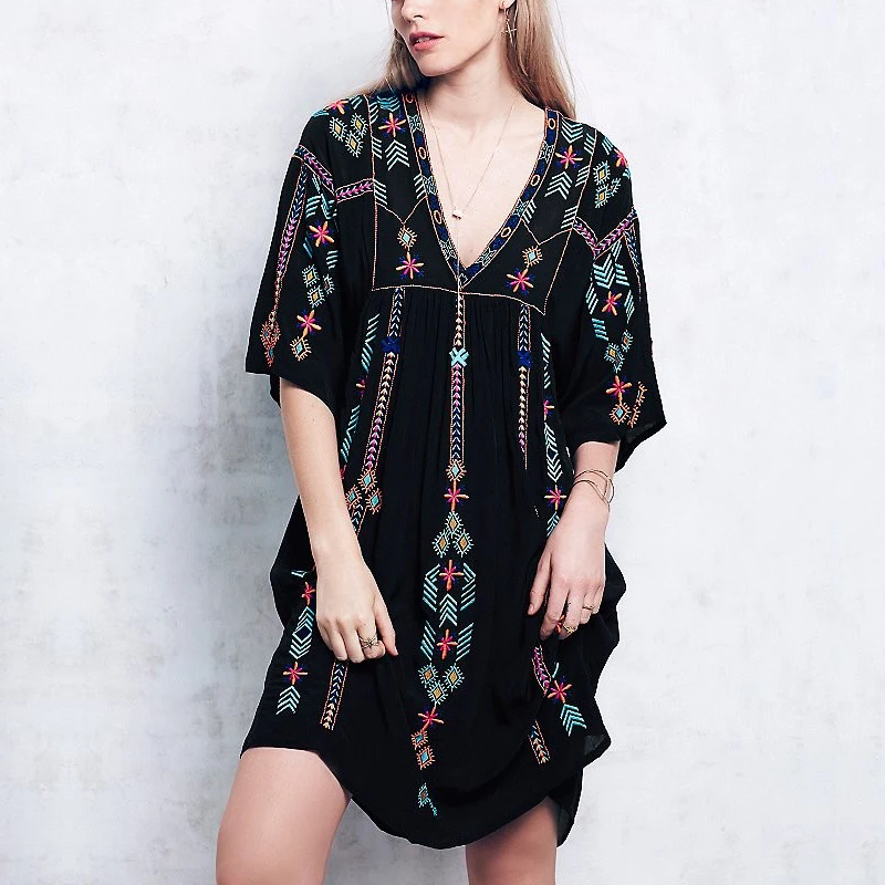 Женское винтажное платье с цветочной вышивкой Черное короткое в стиле бохо