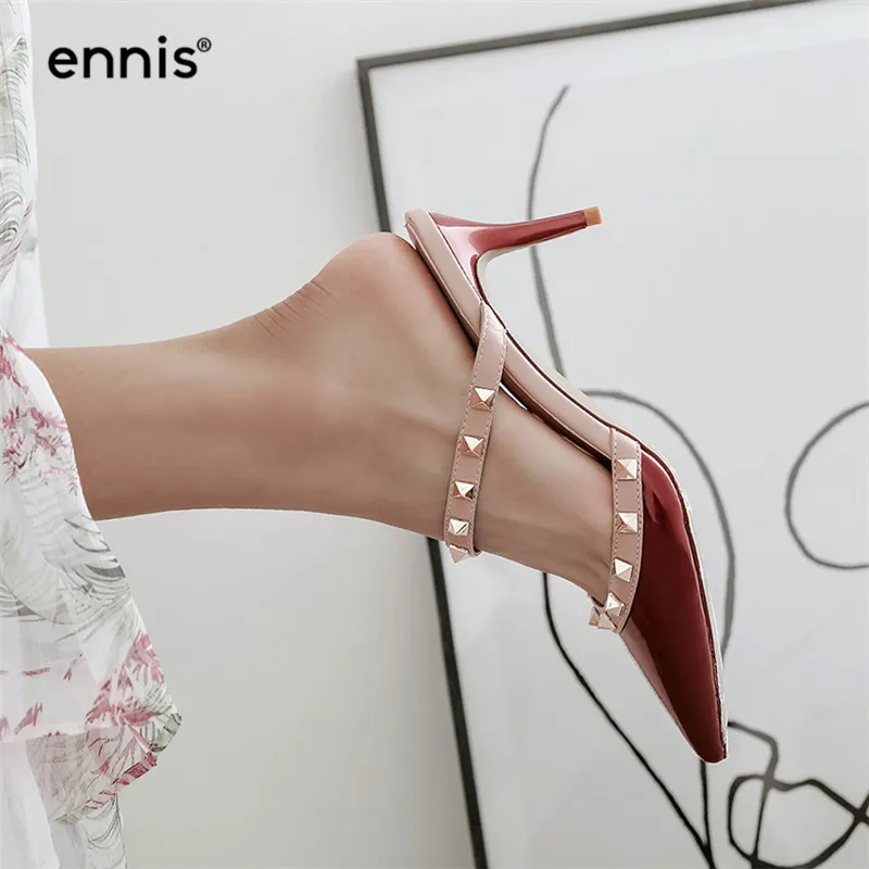 ENNIS/ г.; женские туфли-лодочки; шлепанцы с острым носком; Шлепанцы из лакированной кожи с заклепками на шпильках; модные дизайнерские туфли без задника на высоком каблуке; M984