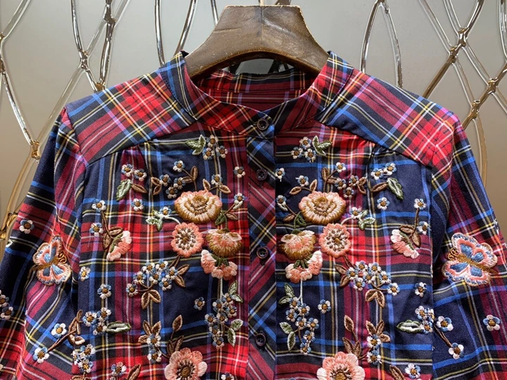 Рубашка женская с длинным рукавом воротником-стойкой и цветочной вышивкой |