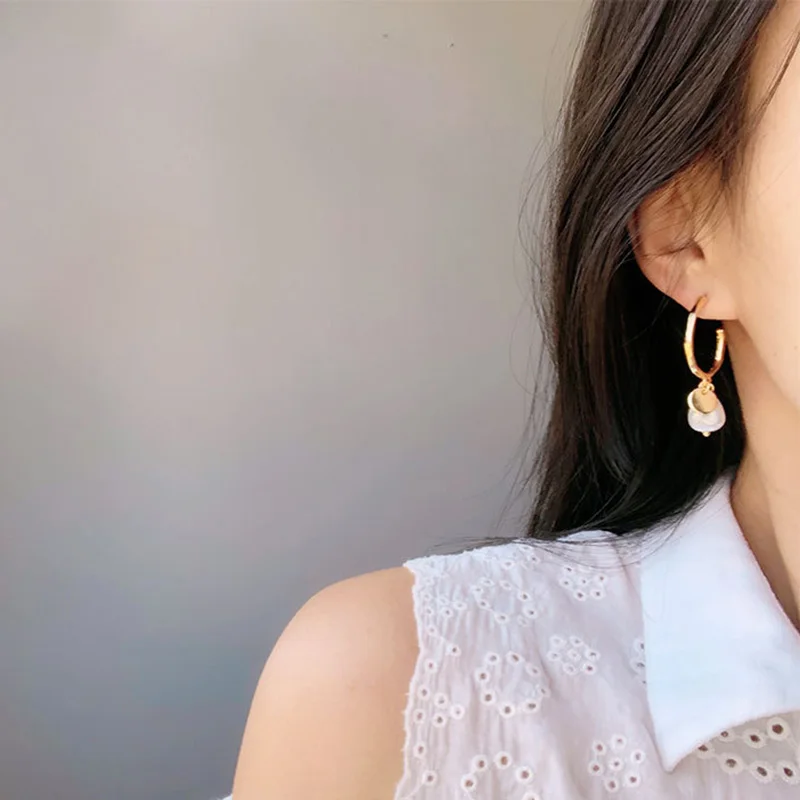 Carvejewl Japanese Korea design Unique C shape dangle earrings irregular simulated pearl metal round disc pendant drop | Украшения и