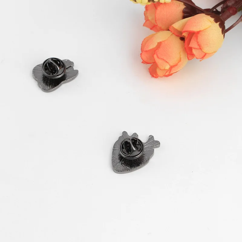 Высококачественная креативная брошка мультфильм сердце зуб грудь модные беджи