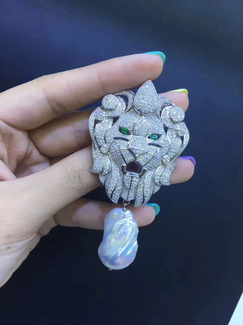 Брошь Лев из серебра 925 пробы с натуральным пресноводным жемчугом