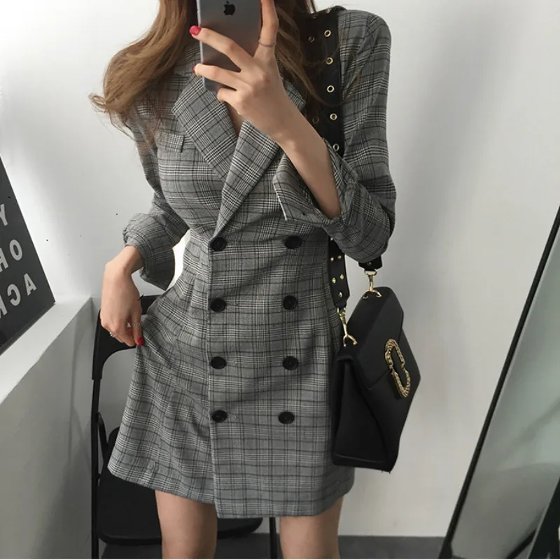 Женское осеннее платье в клетку стиле ретро двубортное с глубоким V-образным