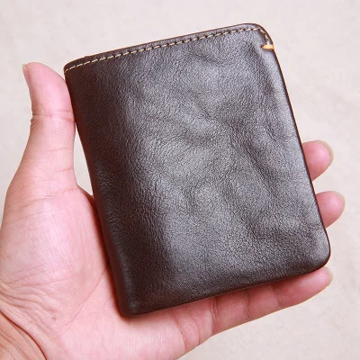 Коричневый AETOO Wallet men's short leather super thin youth first layer cowhide handmade simple soft leather wallet vertical mini wallet - Цвет: Коричневый