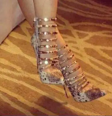 Туфли на высоком каблуке 11 см бежевая змеиная кожа с золотыми ремешками молнии