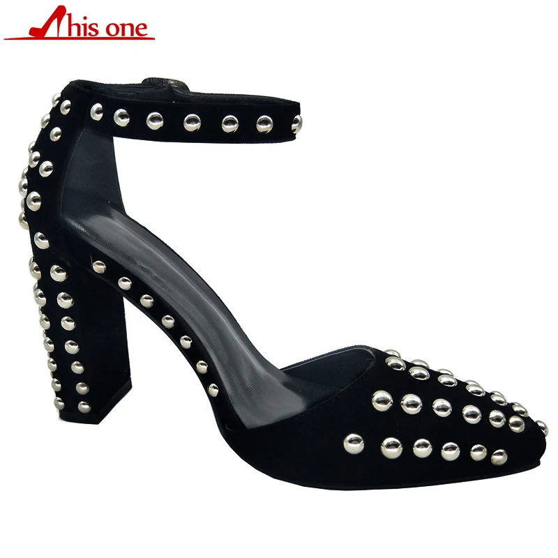 Женские брендовые сандалии с заклепками острым носком и квадратным каблуком