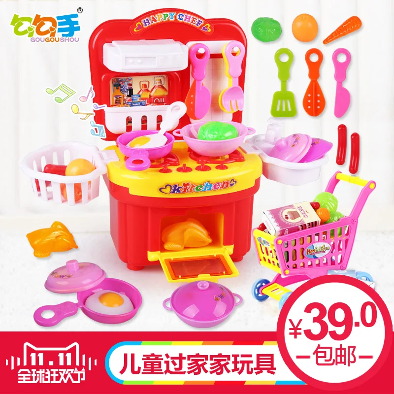 Дети играют дома игрушки девочки кухонных игрушек посуды столовые приборы