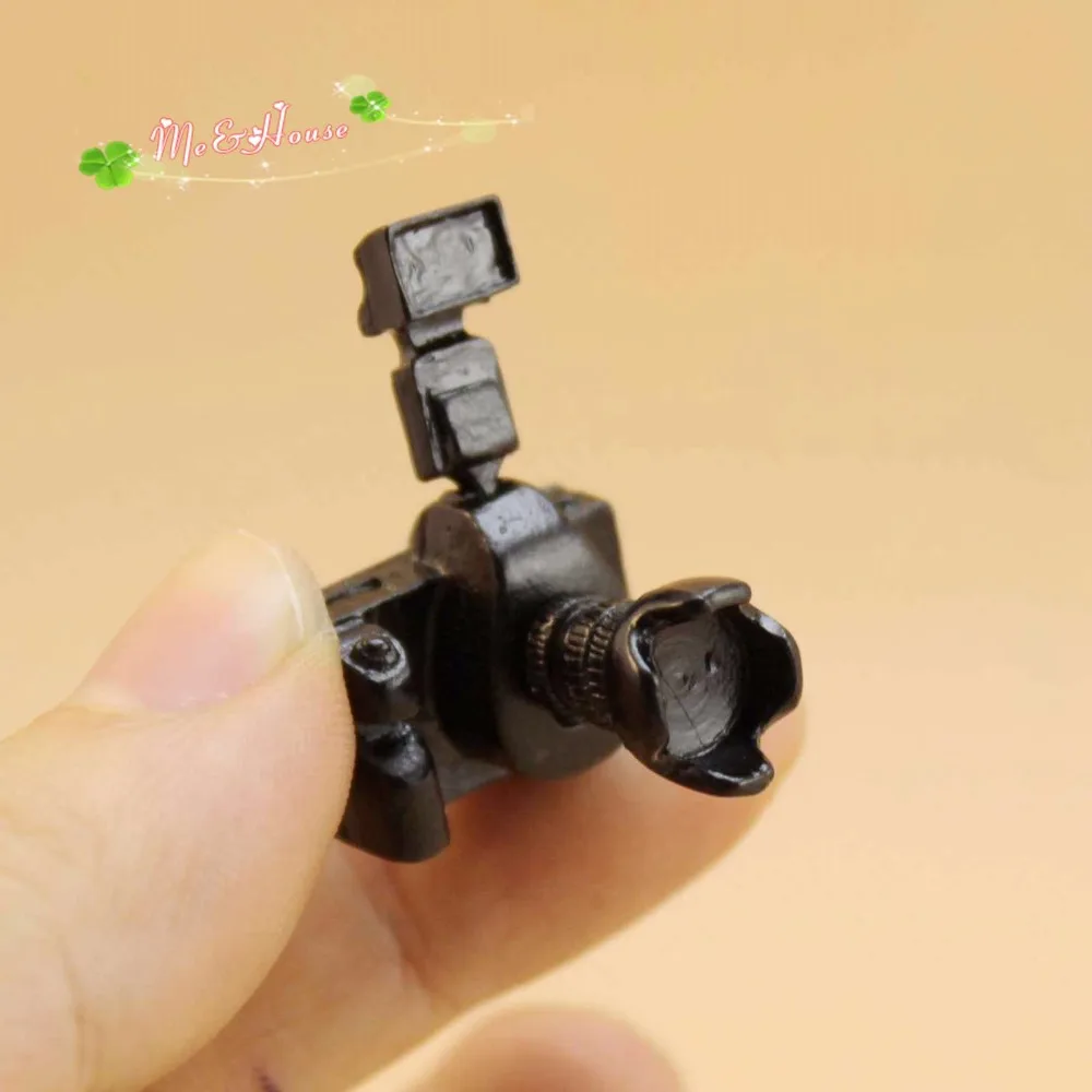 

Mini Dollhouse Mini - furniture model eating SLR camera