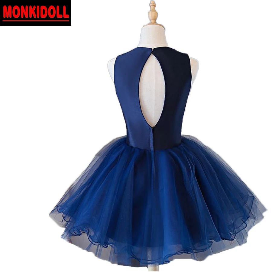 Изящная украшенная бусинами короткое платье с кристаллами для выпускного вечера