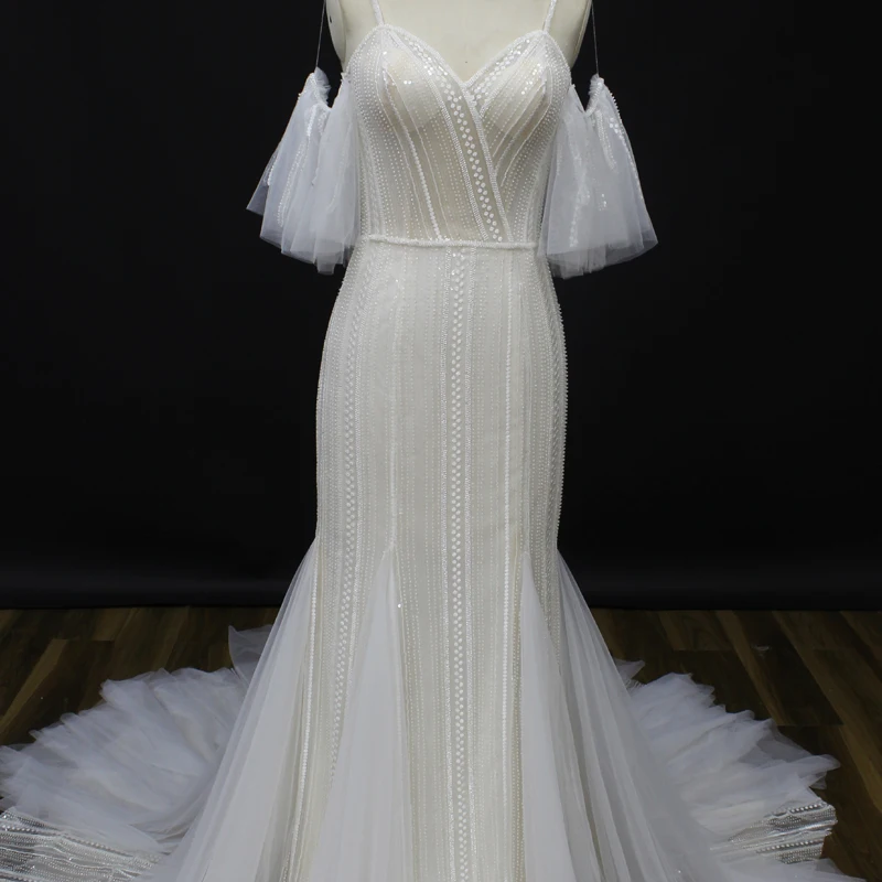 Свадебное платье Русалочки с открытыми плечами на тонких бретельках украшенное