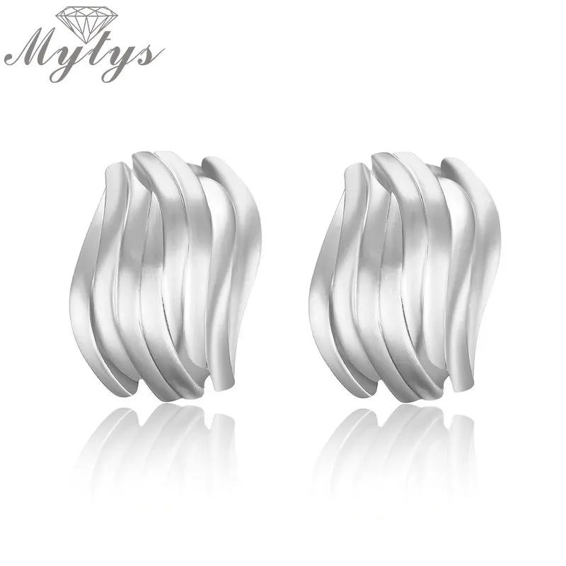 Фото Серьги-гвоздики Mytys геометрические обтекаемые серебристого цвета для женщин