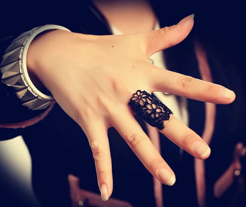 Модное кружевное кольцо с резным цветком женское унисекс позолоченное черное из