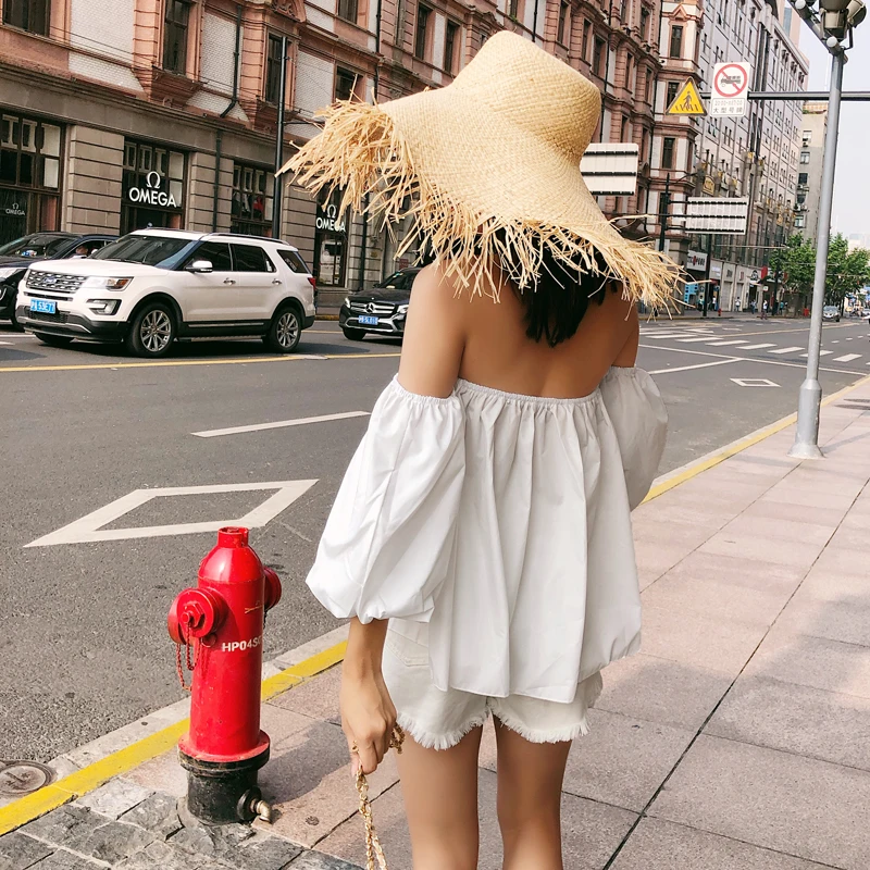 Getвесенняя женская рубашка с буфами на рукавах вырезом лодочкой и открытыми