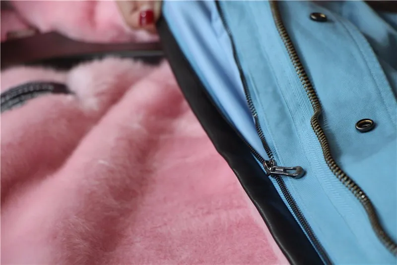 Женская куртка с воротником из натурального меха енота зеленая капюшоном