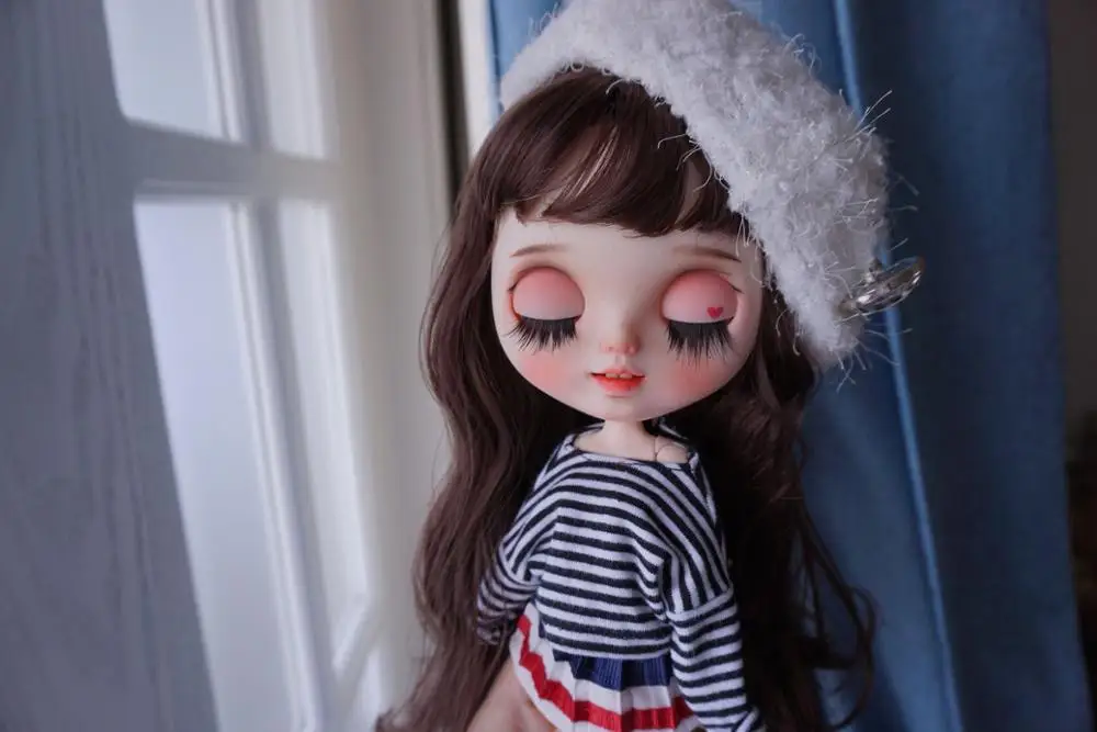

Cute doll with brown curly hair Excluding clothes.