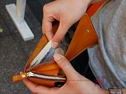 Маленький кожаный кошелек ручной работы с держателем для карт DIY