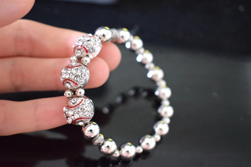 Серебряный браслет стразы с бусинами эластичный спортивный искусственные
