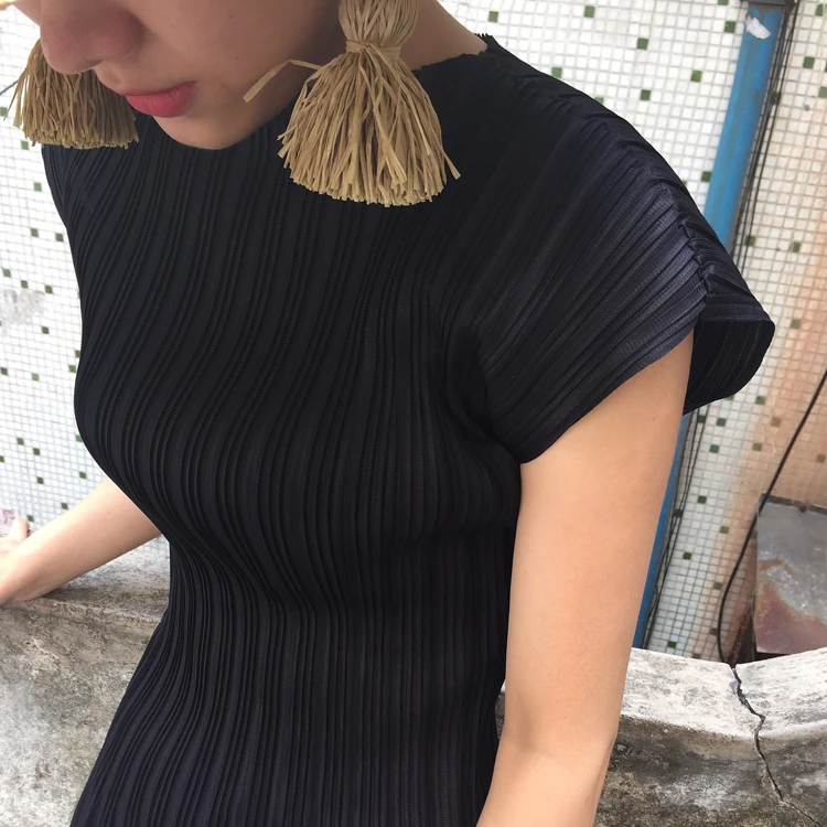 Changpleat, летняя коллекция, дизайн, женские футболки Miyak, плиссированные, с коротким рукавом, черные, с круглым вырезом, тонкие женские футболки размера плюс, мода