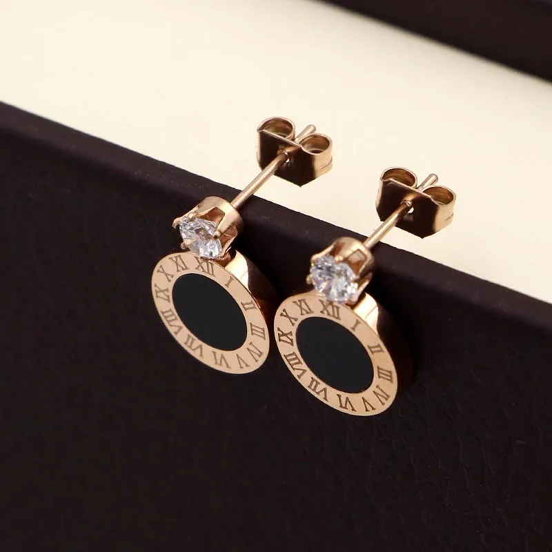 Серьги гвоздики с римскими цифрами и черной ракушкой| |