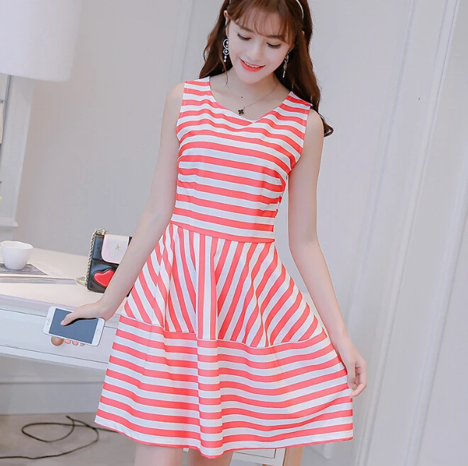 Женское облегающее платье без рукавов летнее в красно-белую полоску Корейском