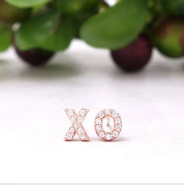 Стильные серьги-гвоздики Роза "XO" Коты Серьги - Окраска металла: Покрытие из розового золота