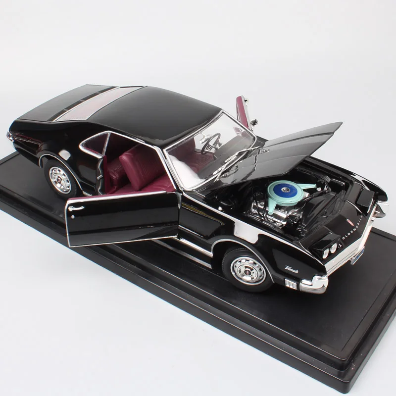 

Road Signature large GM 1966 Olds mobile Toronado metal 1/18 scale model classic car auto Diecasts Vehicles miniature kids toys