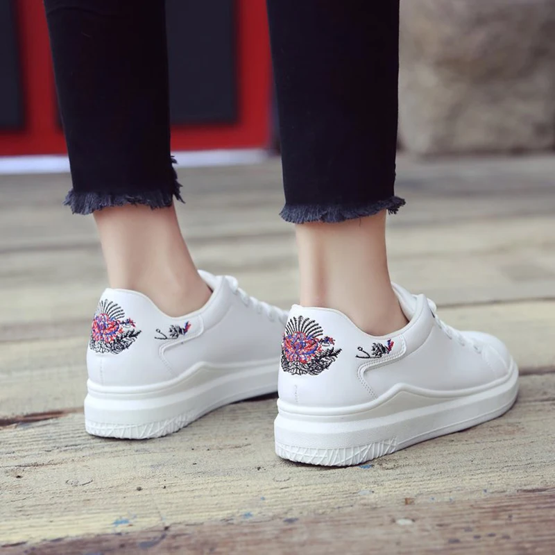 

Женская повседневная обувь, весна-осень 2018, женская обувь, модные дышащие женские кроссовки из искусственной кожи на шнуровке с вышивкой