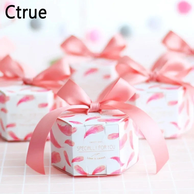 

50 шт 4X4.5X8CM розовая коробка конфет с перьями с лентой шоколадные подарочные коробки, свадебные сувениры и подарки для гостей