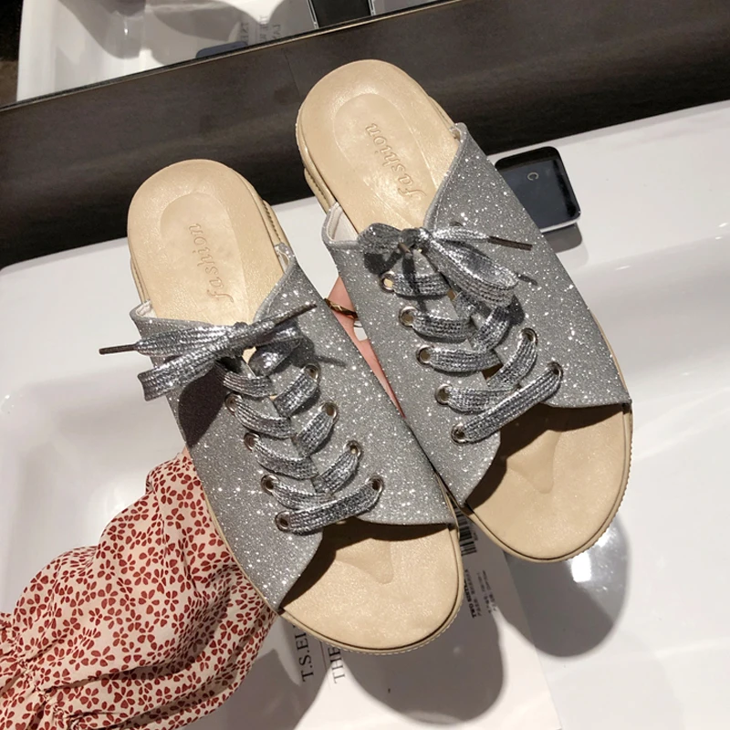 Шлепанцы женские блестящие пляжные сандалии на платформе открытый носок низкий