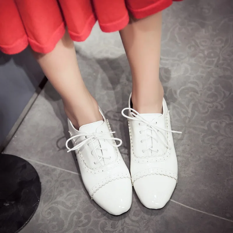 Женские туфли из лакированной кожи на шнуровке с квадратным носком | Обувь