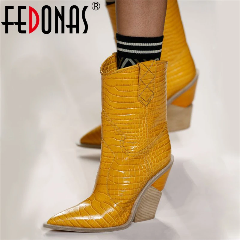 Женские ковбойские ботинки FEDONAS до середины икры из выбитая микрофибра на