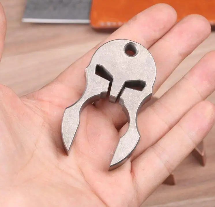 EDC инструменты Ножи DIY Ножи анодированного латунь медь Титан сплав TC4 разноцветный ремешок кулон-СПАРТАНСКИЙ шлем шарик