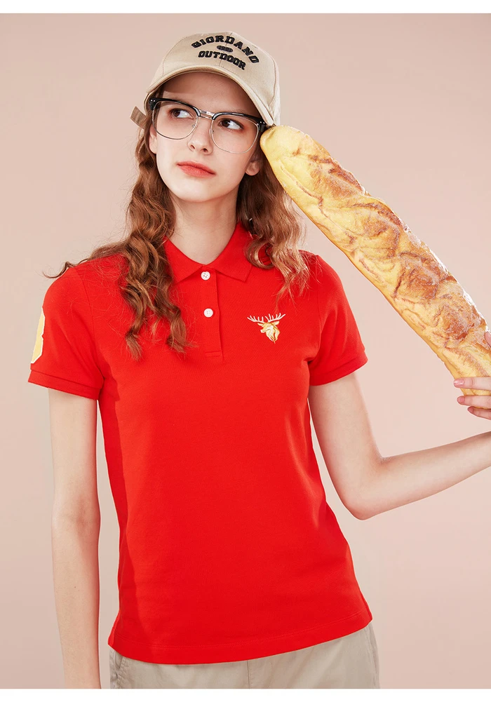 Giordano женская футболка Polo с короткими рукавами и вышивкой оленьей головы на груди, выполнена из хлопка и спандекса, есть несколько цветов и моделей данной футболки