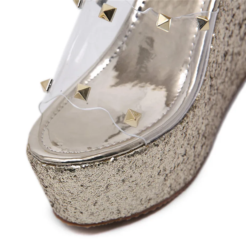 Женские босоножки на танкетке 13 см золотистые/Серебристые удобные с заклепками и